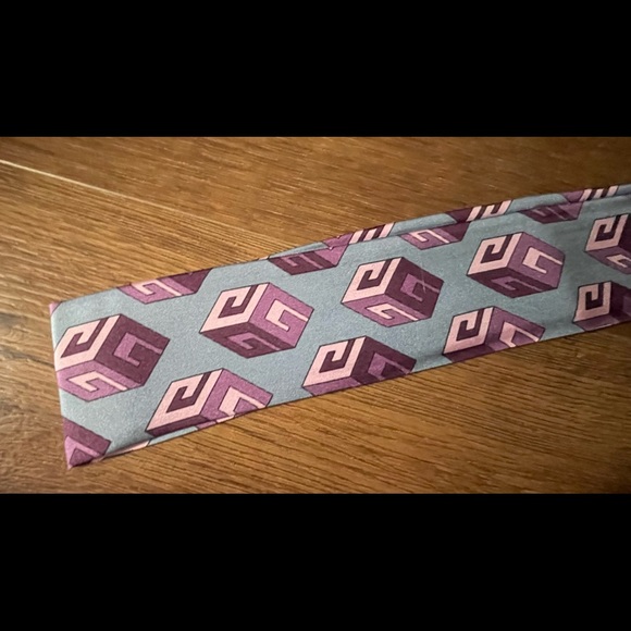 GUCCI-AUTHENTIC (NWT) Geometric Pattern Silk Twilly Scarf - Picture 7 of 9